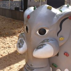 Prendre la fresca. Jugar a la plaça.